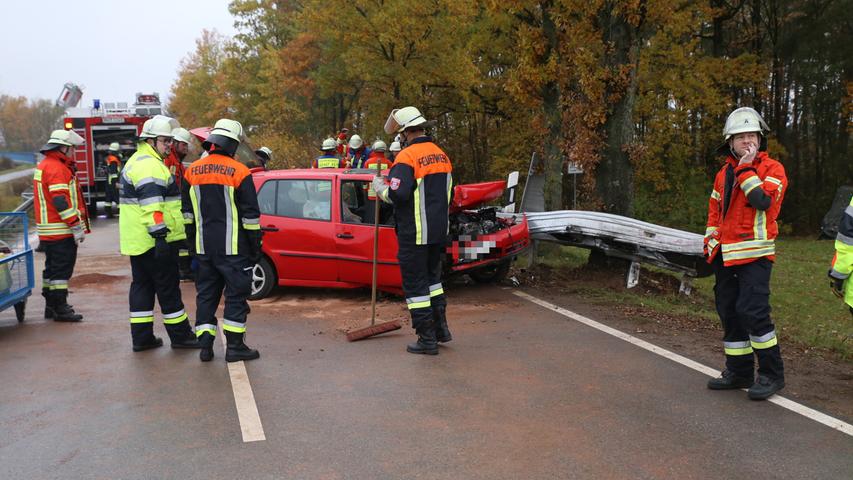 Bei Schwabach: Autofahrerin rast in Leitplanke