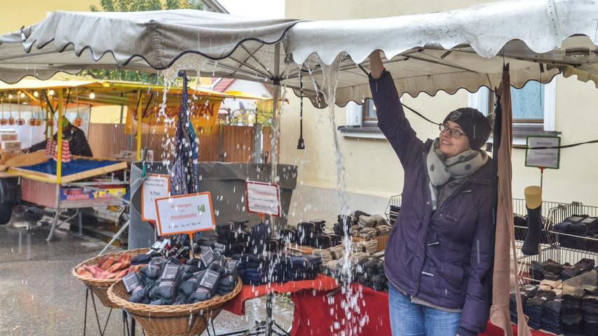 Thalmässing: Martinimarkt-Bummel unterm Regenschirm