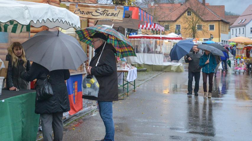 Thalmässing: Martinimarkt-Bummel unterm Regenschirm