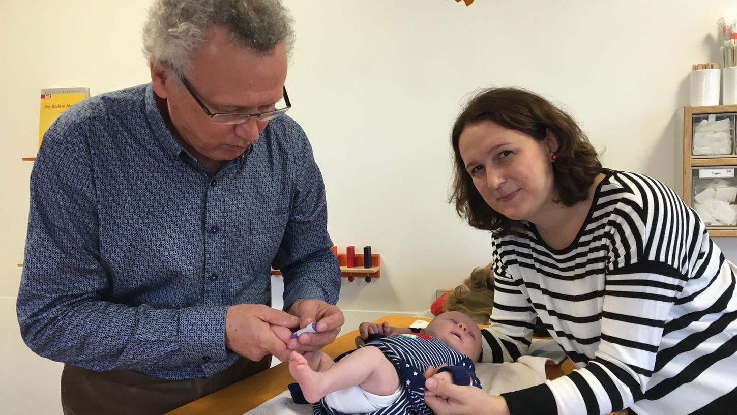 Felix war das erste Baby, das in Bayern untersucht wurde. Kinderarzt Dr. Wolfgang Landendörfer hat dem Kleinen dafür ein bisschen Blut abgenommen — und seine Mutter Eva Ohmayer hofft, dass der Test zeigt, dass ihr Sohn kein erhöhtes Diabetes-Risiko hat