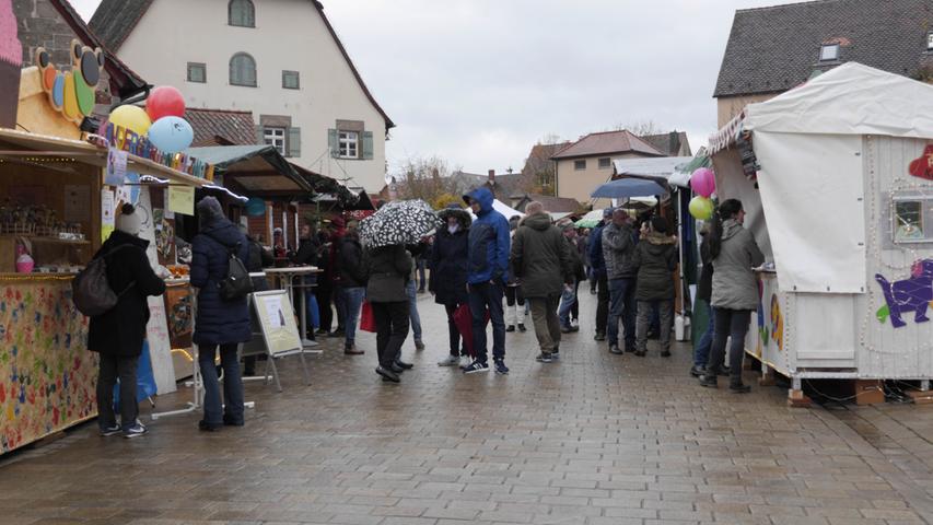 Martinimarkt Roßtal: Heimelige Atmosphäre trotz Regenwetter