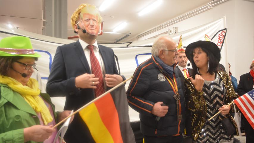 Niemand anderes als Donald Trump (Daniel Krämer) schaute zum Rathaussturm in Heroldsbach vorbei und berief Bürgermeister Edgar Büttner sogleich in seinen Beraterstab.
