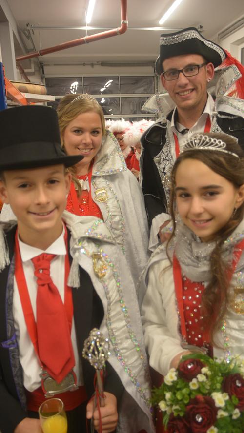 Das neue Heroldsbacher Prinzenpaar: Hennes Kleysen (10) und Mariella Melcarne (10). Das Erwachsenen-Prinzenpaar bilden in diesem Jahr Anja Pfohlmann (27) und Tobias Meßbacher (24).