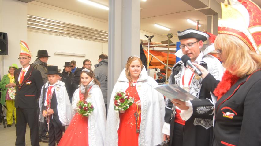 Die neuen Prinzenpaare werden inthronisiert: Musikalisch begleitet wurde der Zug von der Heroldsbacher Volksmusik.