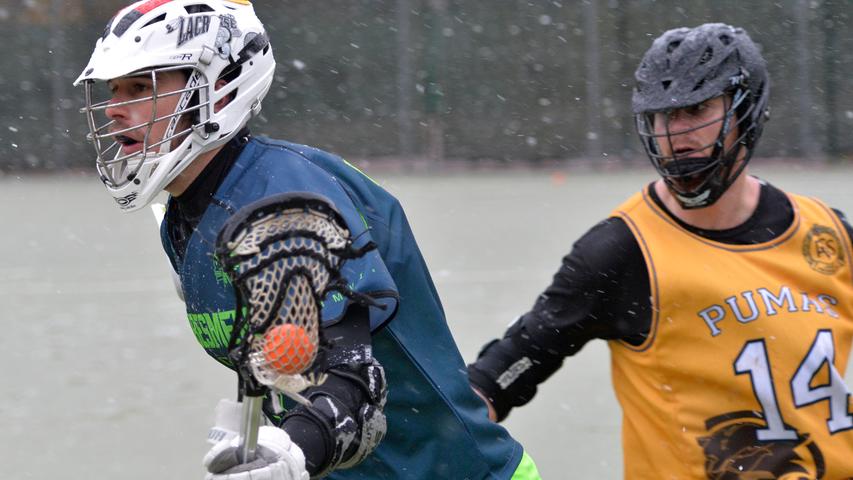 Harte Jungs: Lacrosse im Erlanger Schneefall