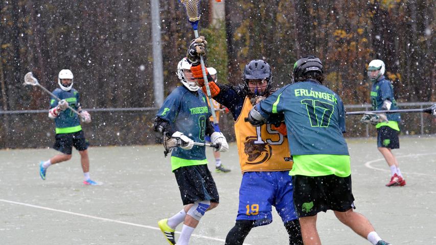 Harte Jungs: Lacrosse im Erlanger Schneefall