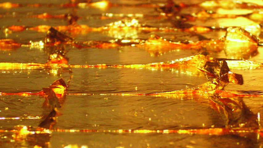 So sieht das Blattgold aus, wenn es fertig ist. Aber wie schaffen es die Goldschläger, es so hauchdünn zu bekommen?