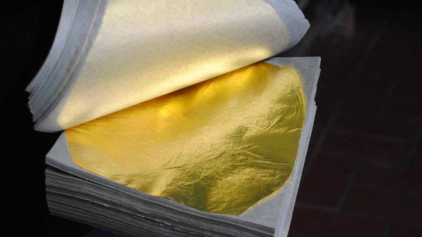 Unter den Hammer kommt das Gold, nachdem es in ein sogenanntes Lot gepackt wurde. Das ist eine Art Buch mit Pergamentpapier, das auf jeder Seite ein Blättchen Gold beinhaltet und mit hitzebeständigem Rindsleder eingebunden ist.