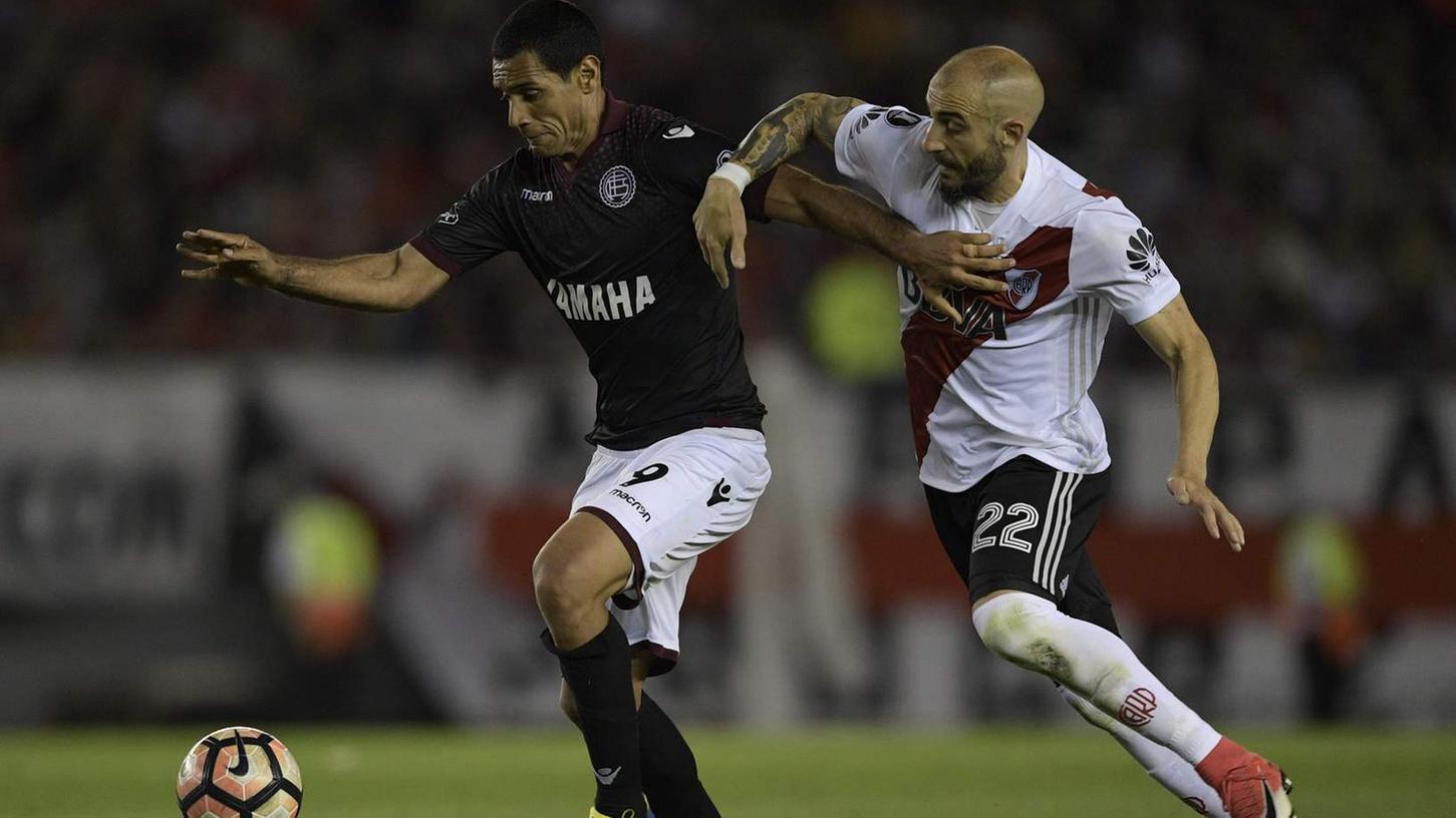 Wie hier beim Halbfinal-Aus in der Copa Libertadores gegen Lanus, will Javier Pinola auch im Finale der Copa Argentina eng am Gegenspieler sein.