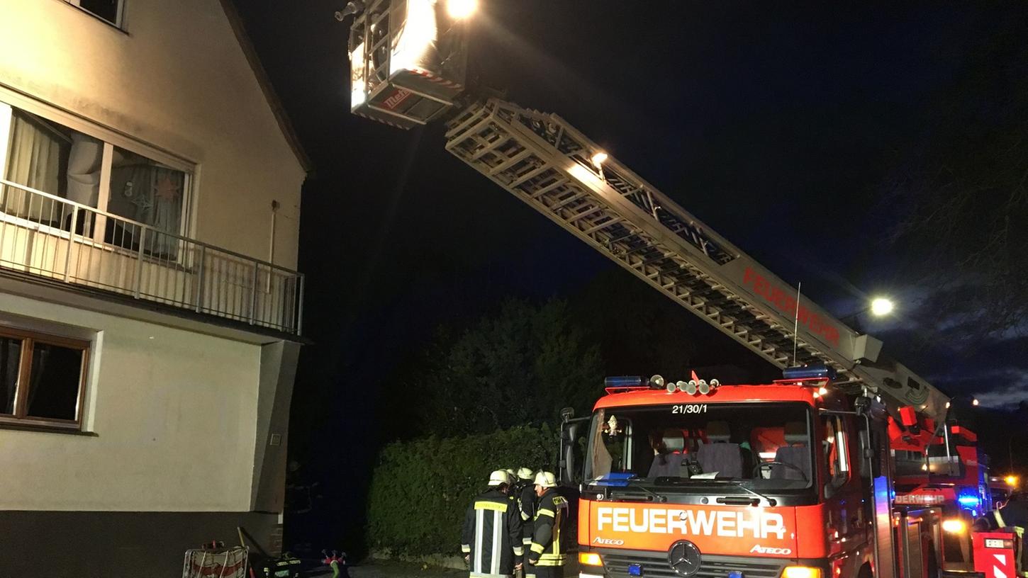 Die Feuerwehr rückte an, um die Frau zu retten. In der Küche entstand ein Schaden in Höhe von 5000 bis 10.000 Euro.