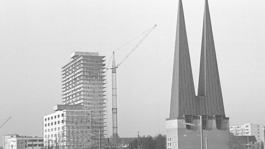 Mit diesem Bau, der "Troika" an der Paul-Gerhardt-Kirche, wirbt die WBG für einen Umzug nach Langwasser. Die 140 Wohnungen werden Altbau-Mietern aus der Stadt zur Verfügung gestellt.
 
 Hier geht es zum Kalenderblatt vom 17. November 1967: "Troika" soll locken
