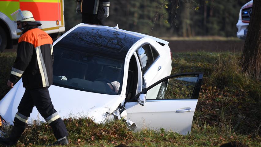 Bei Mühlhausen auf der B 299 krachte ein 77-jähriger Mercedes-Fahrer beim Überholen eines Lkw in einen entgegenkommenden Toyota. Die Pkw stießen zusammen und landeten im Acker, die 83-jährige Toyota-Fahrerin wurde schwer verletzt. Die B 299 war voll gesperrt. Der Verursacher blieb unverletzt. Beide Autos und der Lkw sind stark beschädigt.