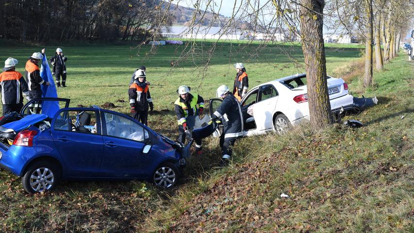 Bei Mühlhausen auf der B 299 krachte ein 77-jähriger Mercedes-Fahrer beim Überholen eines Lkw in einen entgegenkommenden Toyota. Die Pkw stießen zusammen und landeten im Acker, die 83-jährige Toyota-Fahrerin wurde schwer verletzt. Die B 299 war voll gesperrt. Der Verursacher blieb unverletzt. Beide Autos und der Lkw sind stark beschädigt.