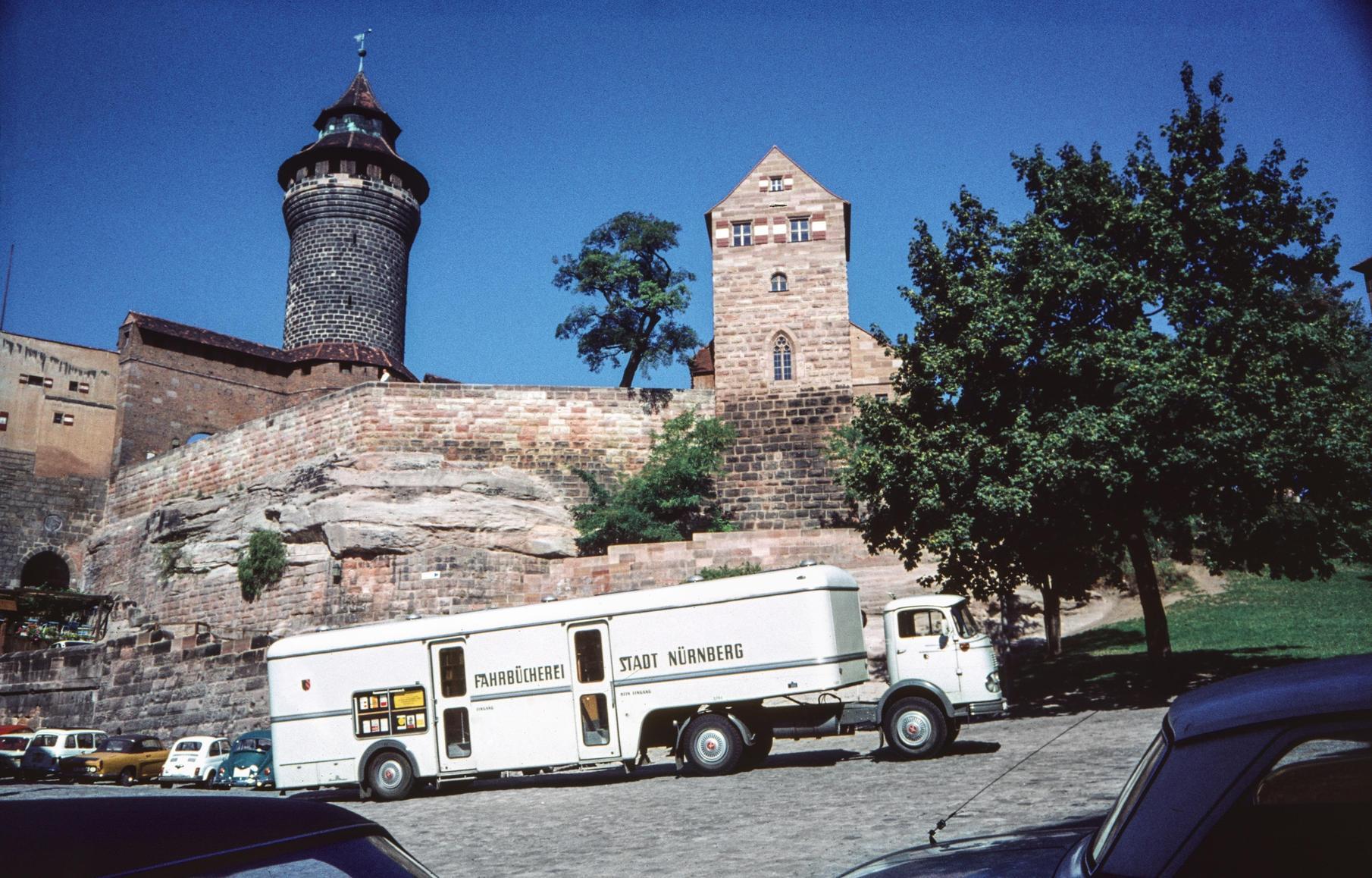 Es geht bergauf: Der Bücherbus kommt und bringt Bildung mit. Das Foto stammt aus dem Jahr 1961 und entstand unterhalb der Kaiserburg. Aus dem Buch "Nürnberg in Farbe", mehr Farbbilder aus Nürbergs bewegter Geschichte finden Sie hier.