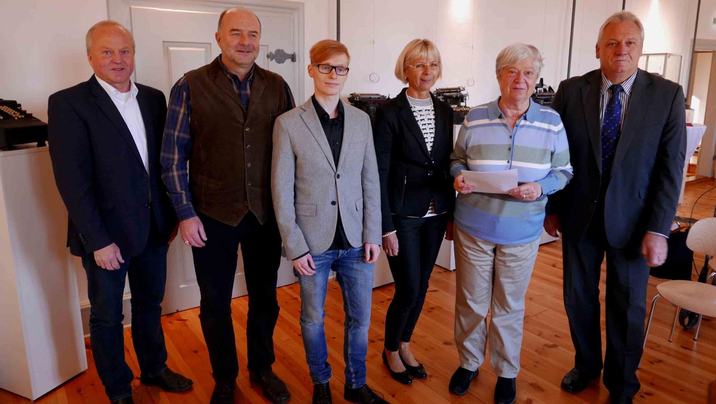 Gaben den Startschuss für das „begehbare Depot“ in den Neustädter Schlossmuseen: Leadermanager Ekkehard Eisenhut, LAG-Vorsitzender Werner Stöcker, Museumsmitarbeiter Jochen Ringer, Abteilungsleiterin Ulrike Buchner, Museums-Motor Carola Kabelitz und Erster Bürgermeister Klaus Meier. Gaben den Startschuss für das „begehbare Depot“ in den Neustädter Schlossmuseen: Leadermanager Ekkehard Eisenhut, LAG-Vorsitzender Werner Stöcker, Museumsmitarbeiter Jochen Ringer, Abteilungsleiterin Ulrike Buchner, Museums-Motor Carola Kabelitz und Erster Bürgermeister Klaus Meier.