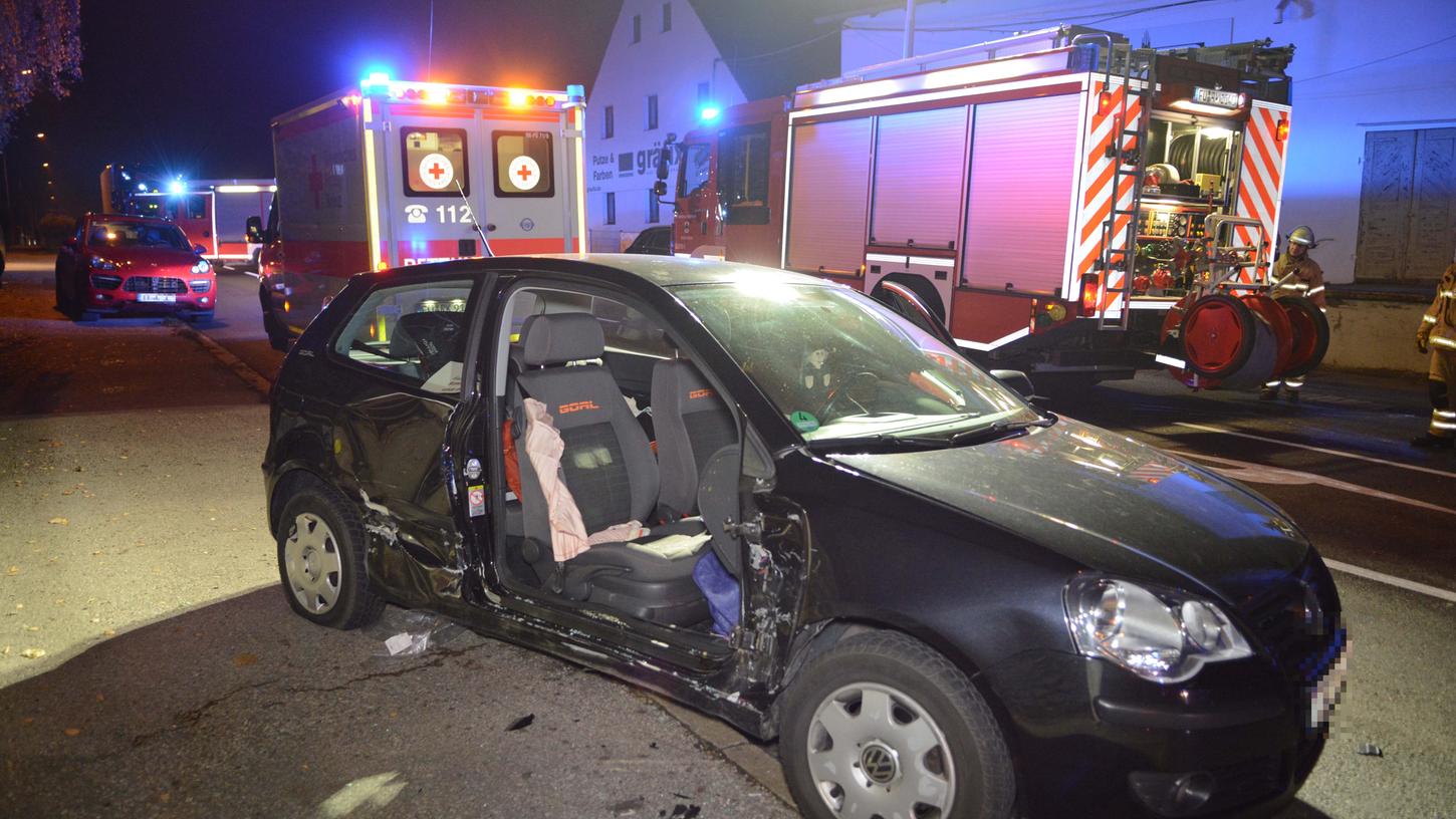 An der Stadelner Hauptstraße, Ecke Mannhofer Straße in Fürth missachtete ein Renault-Fahrer die Vorfahrt eines Polo und beide Pkw stießen heftig zusammen.