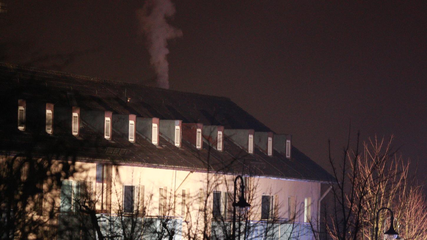 Ein Mensch ist bei einem Brand in einer Bamberger Asylunterkunft ums Leben gekommen, 14 weitere wurden vereletzt.