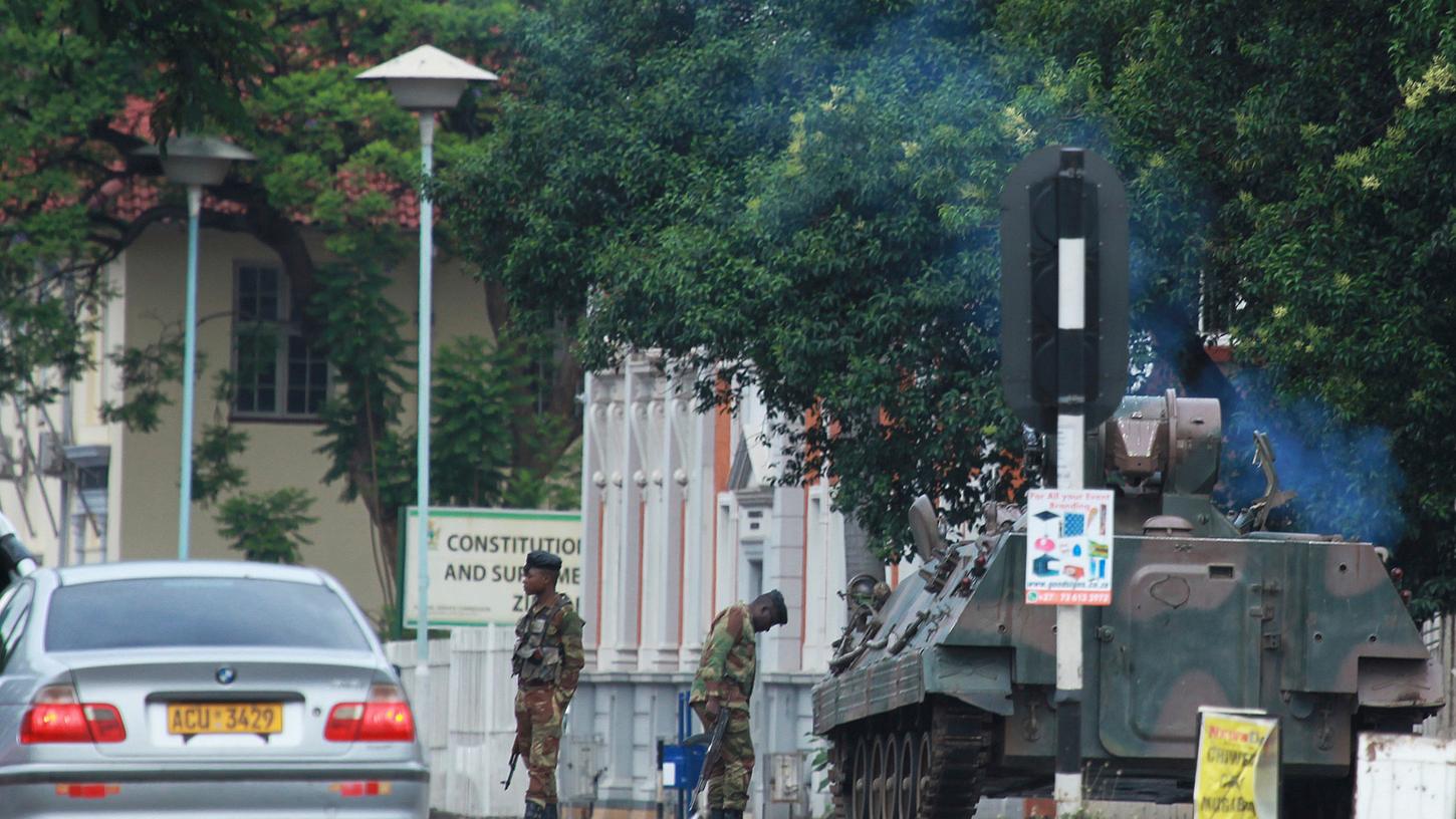 Gepanzerte Fahrzeuge und Soldaten stehen an einer Straße, welche zum Amtssitz des Präsidenten führt. Einen Putsch habe es laut einem Generalmajor der Armee aber nicht gegeben.