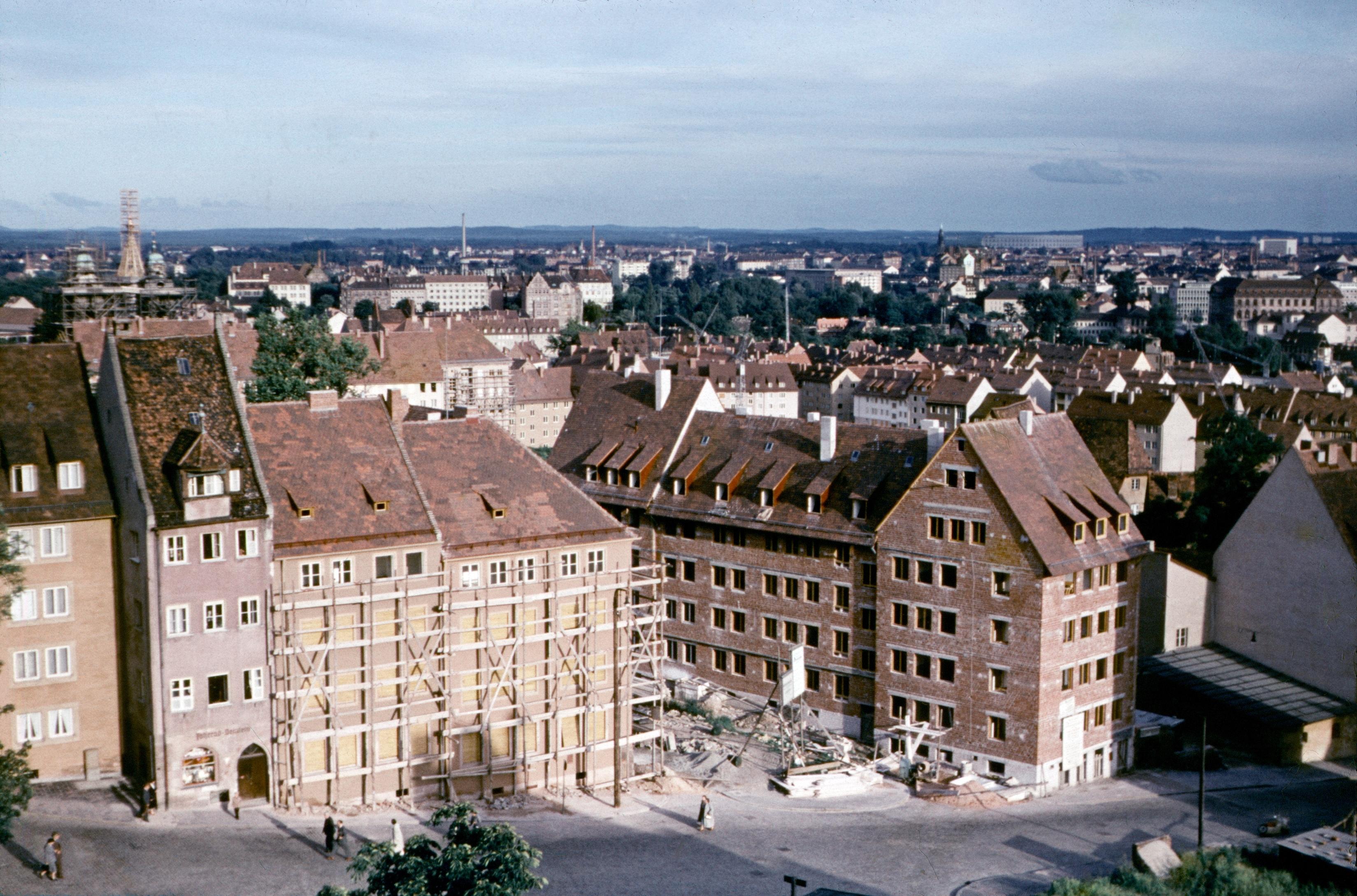 Der Wiederaufbau ist im vollen Gange: Schon 1954 ist Nürnberg nach der kompletten Zerstörung eine Dekade zuvor nicht mehr wieder zu erkennen. Man darf gespannt sein, wie sich die Stadt in den folgenden Jahrzehnten entwickeln wird.
