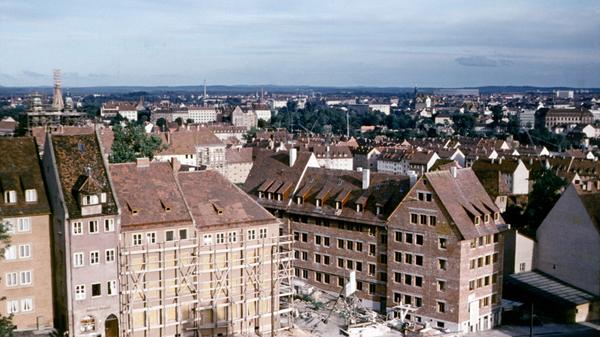 Der Wiederaufbau ist im vollen Gange: Schon 1954 ist Nürnberg nach der kompletten Zerstörung eine Dekade zuvor nicht mehr wieder zu erkennen. Man darf gespannt sein, wie sich die Stadt in den folgenden Jahrzehnten entwickeln wird.
