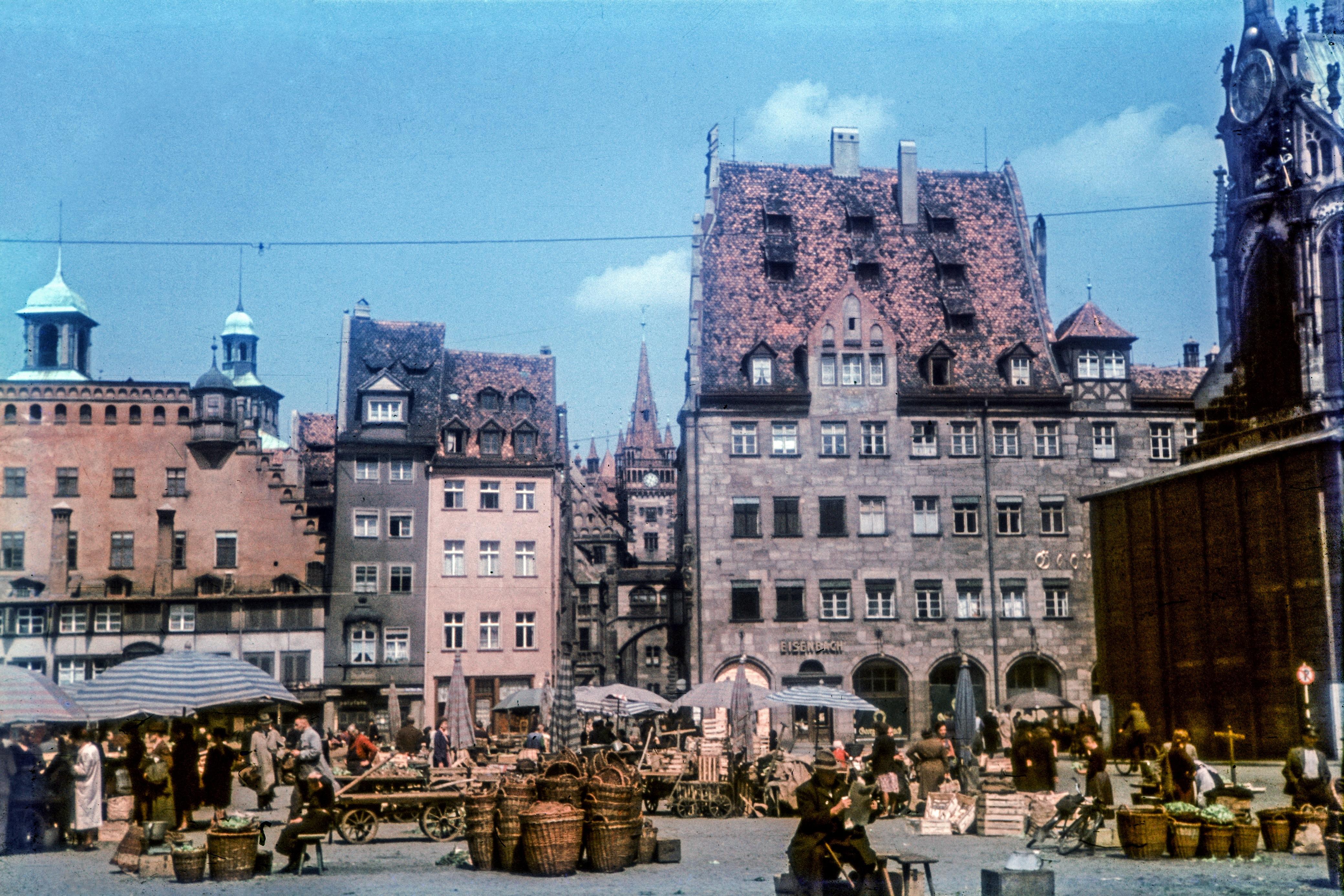 Ein Blick auf dem Hauptmarkt. Noch vor den Luftangriffen auf die Stadt im Jahr 1942 wurde der Michaelschor zum Schutz vor Bombensplittern ummantelt.