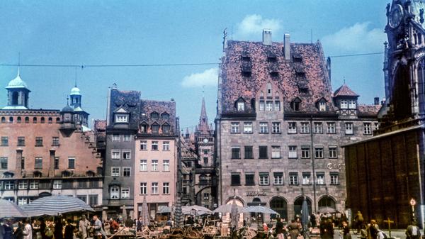 Ein Blick auf dem Hauptmarkt. Noch vor den Luftangriffen auf die Stadt im Jahr 1942 wurde der Michaelschor zum Schutz vor Bombensplittern ummantelt.