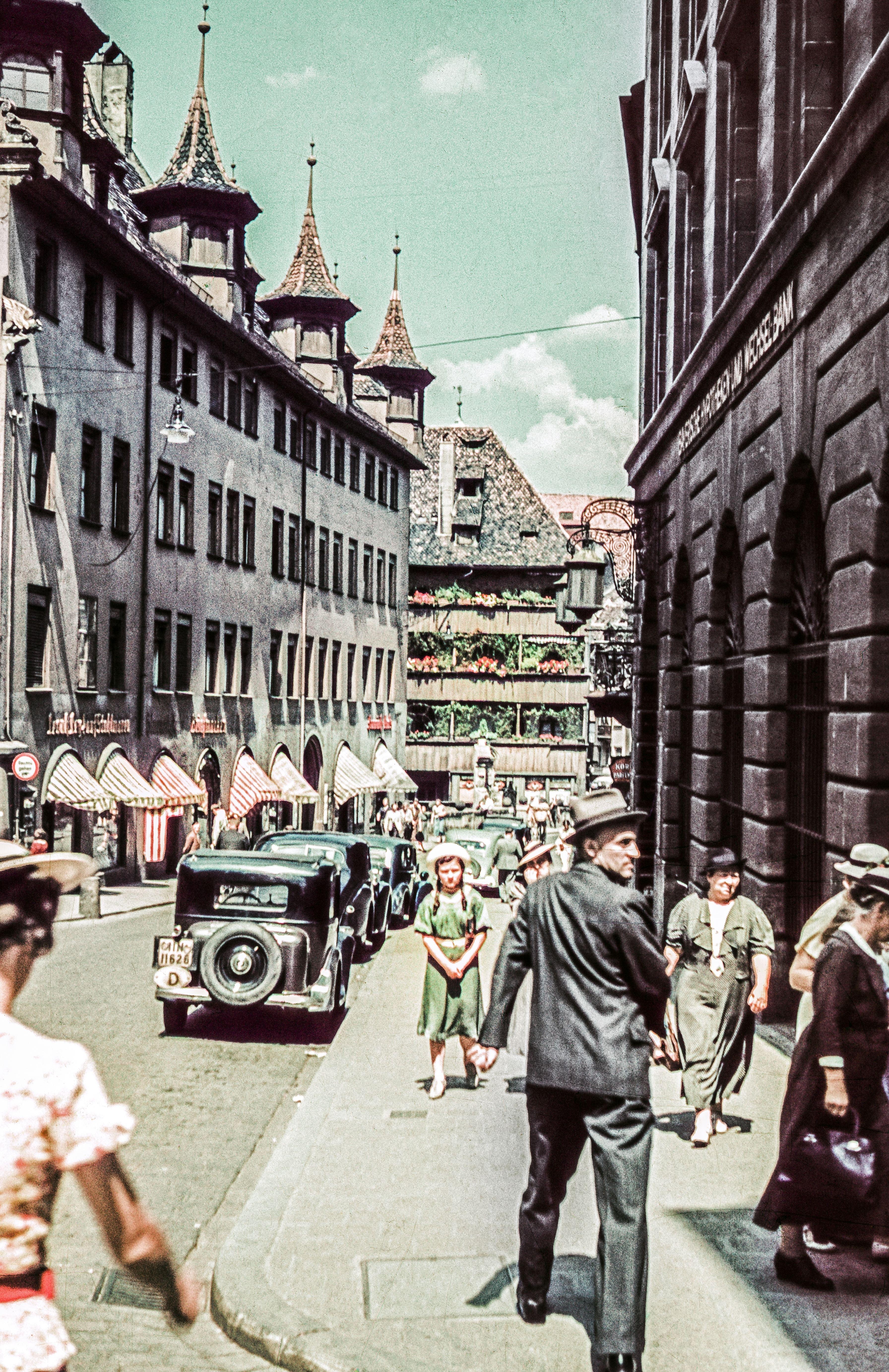 Der hier abgebildete untere Teil der Königsstraße besaß eine sehr enge Straßenführung, wurde aber dennoch durch den Pkw-Verkehr intensiv genutzt.