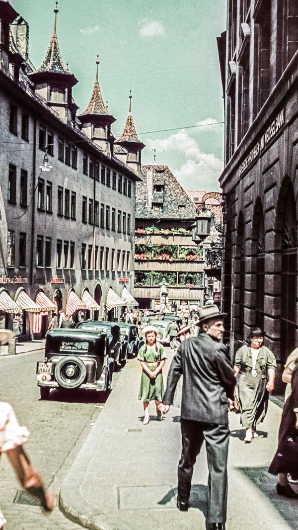 Der hier abgebildete untere Teil der Königsstraße besaß eine sehr enge Straßenführung, wurde aber dennoch durch den Pkw-Verkehr intensiv genutzt.