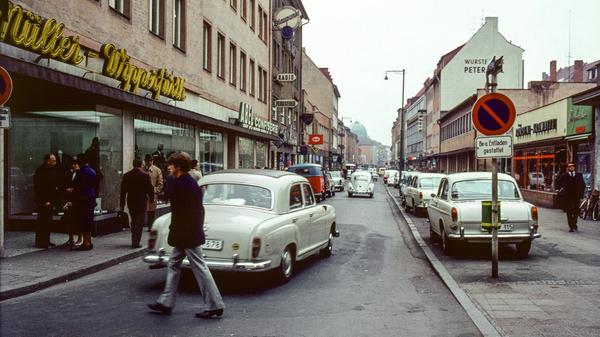 Nach zum Teil heftigen Widerständen wurde die Breite Gasse 1966 in einer Probephase zur autofreien Zone umfunktioniert. Das kam so gut an, dass bald weitere Fußgängerbereiche folgten.