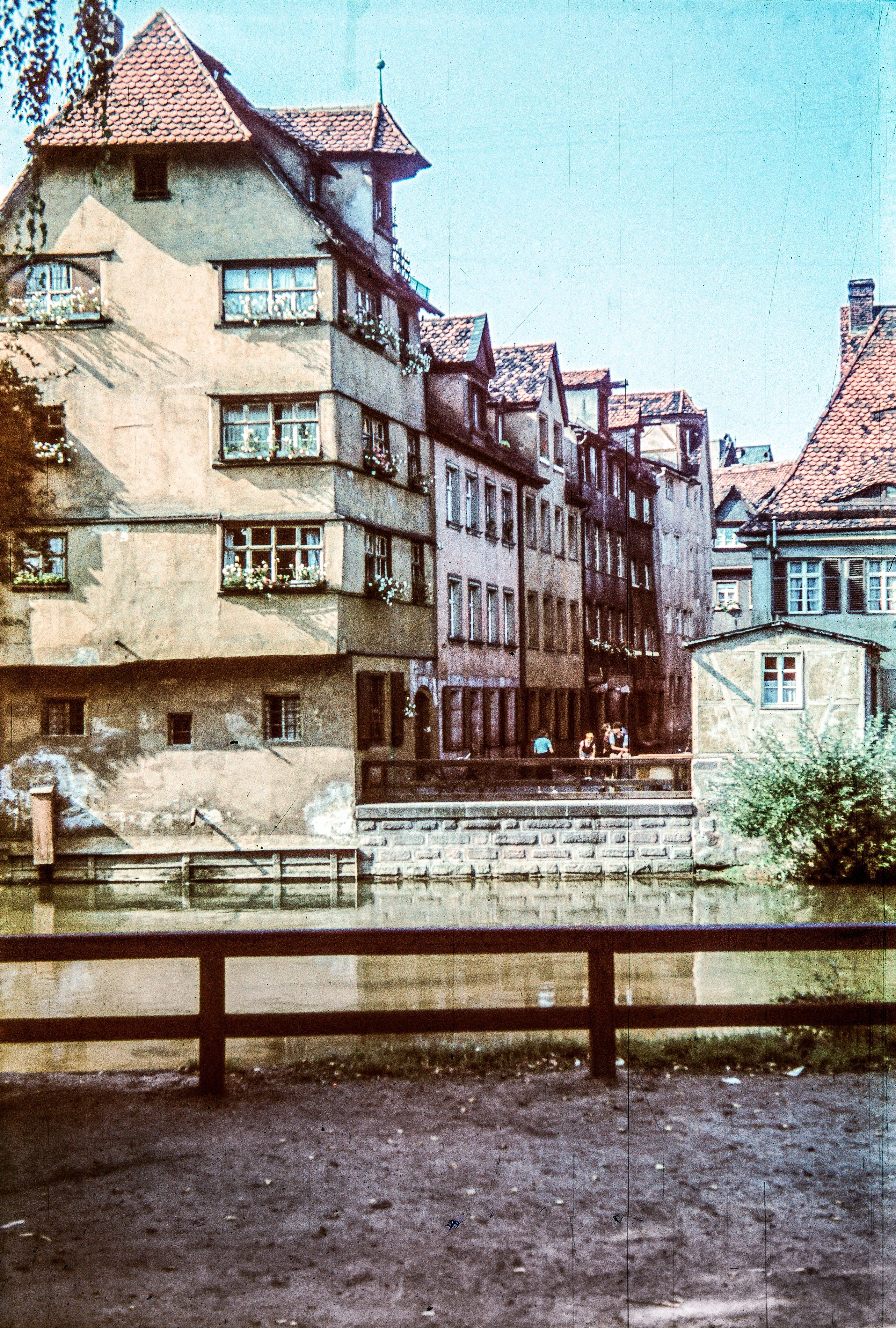 Ein malerischer Blick von der Insel Schütt hinein in die Fetzergasse, aufgenommen zwischen dem Jahr 1936 und 1938.