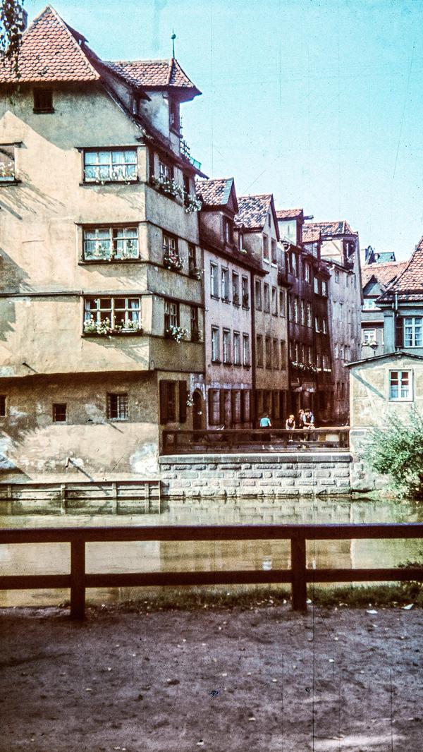 Ein malerischer Blick von der Insel Schütt hinein in die Fetzergasse, aufgenommen zwischen dem Jahr 1936 und 1938.