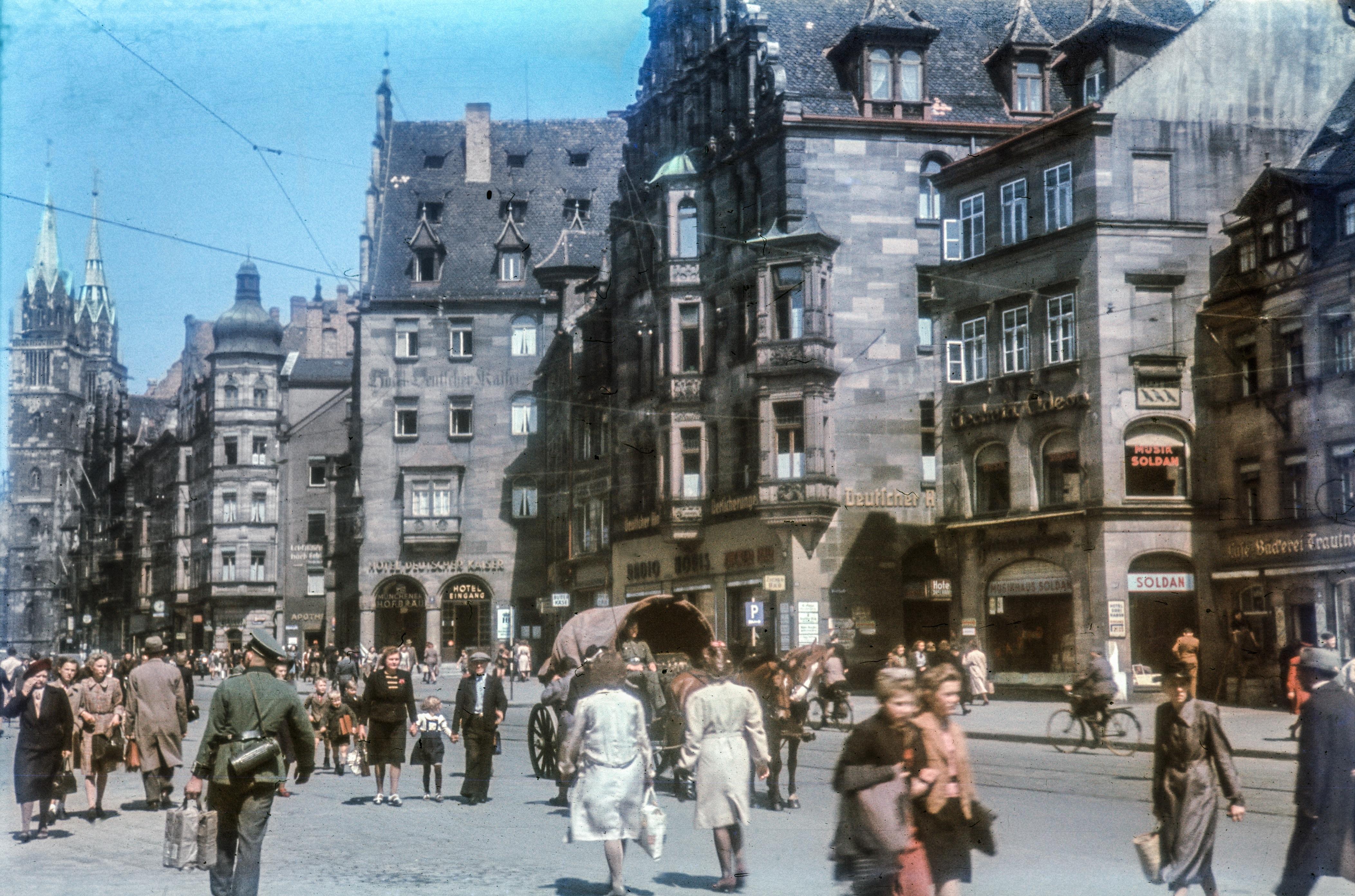 Nur wenige Jahre zuvor ging es in Nürnberg deutlich lebhafter zu. Hier ist die Königsstraße, rechts gelegen von der Lorenzkirche, besonders gut zu erkennen.