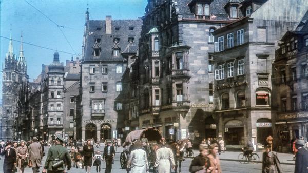 Nur wenige Jahre zuvor ging es in Nürnberg deutlich lebhafter zu. Hier ist die Königsstraße, rechts gelegen von der Lorenzkirche, besonders gut zu erkennen.