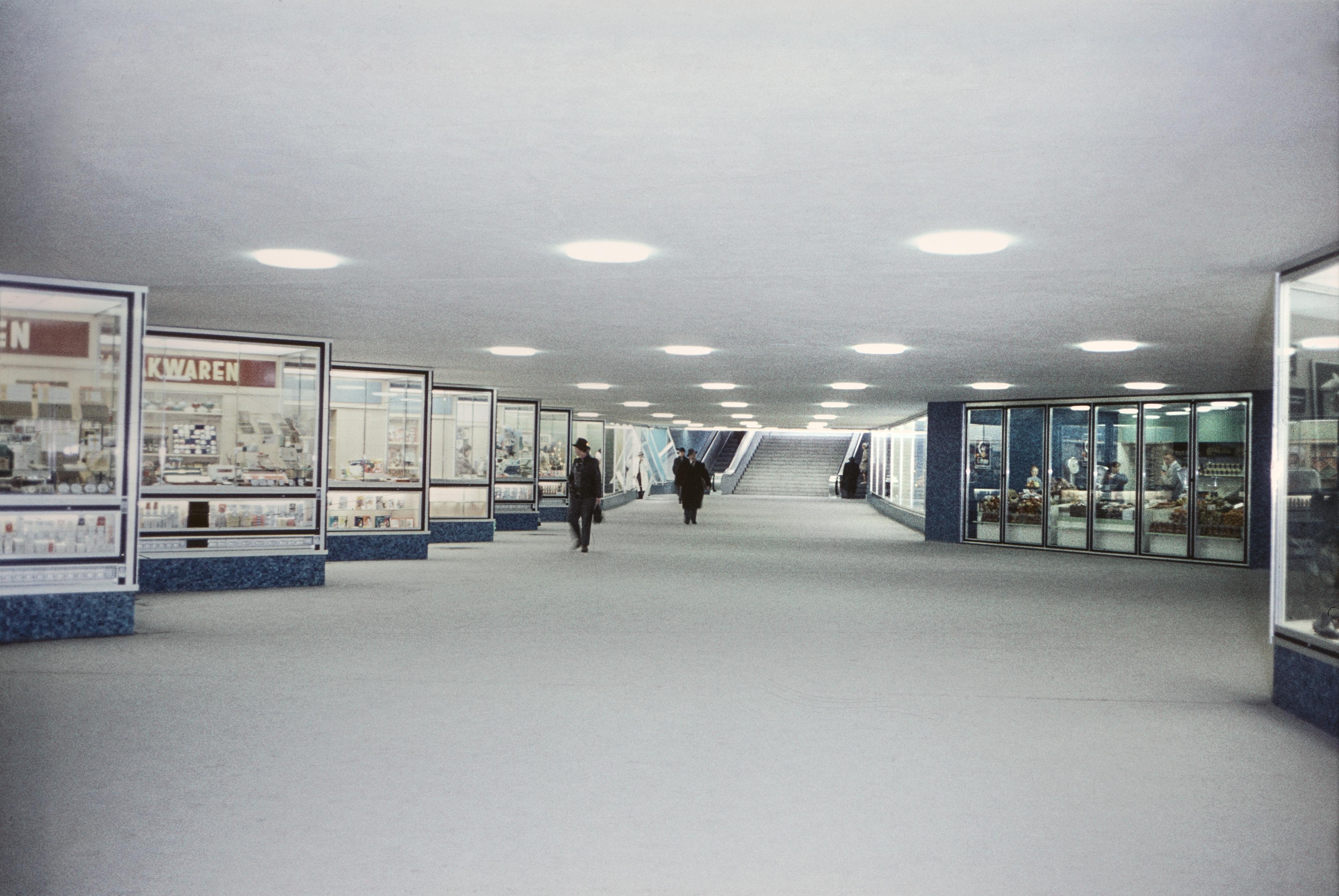 Der nahezu menschenleere Fußgängertunnel am Osteingang des Hauptbahnhofs, 1960. Kein Vergleich zu dem Trubel, der dort heute vorherrscht.