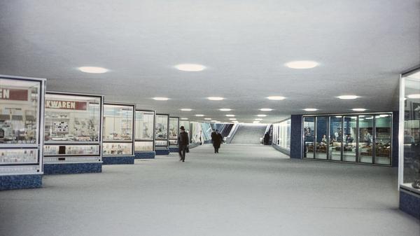 Der nahezu menschenleere Fußgängertunnel am Osteingang des Hauptbahnhofs, 1960. Kein Vergleich zu dem Trubel, der dort heute vorherrscht.