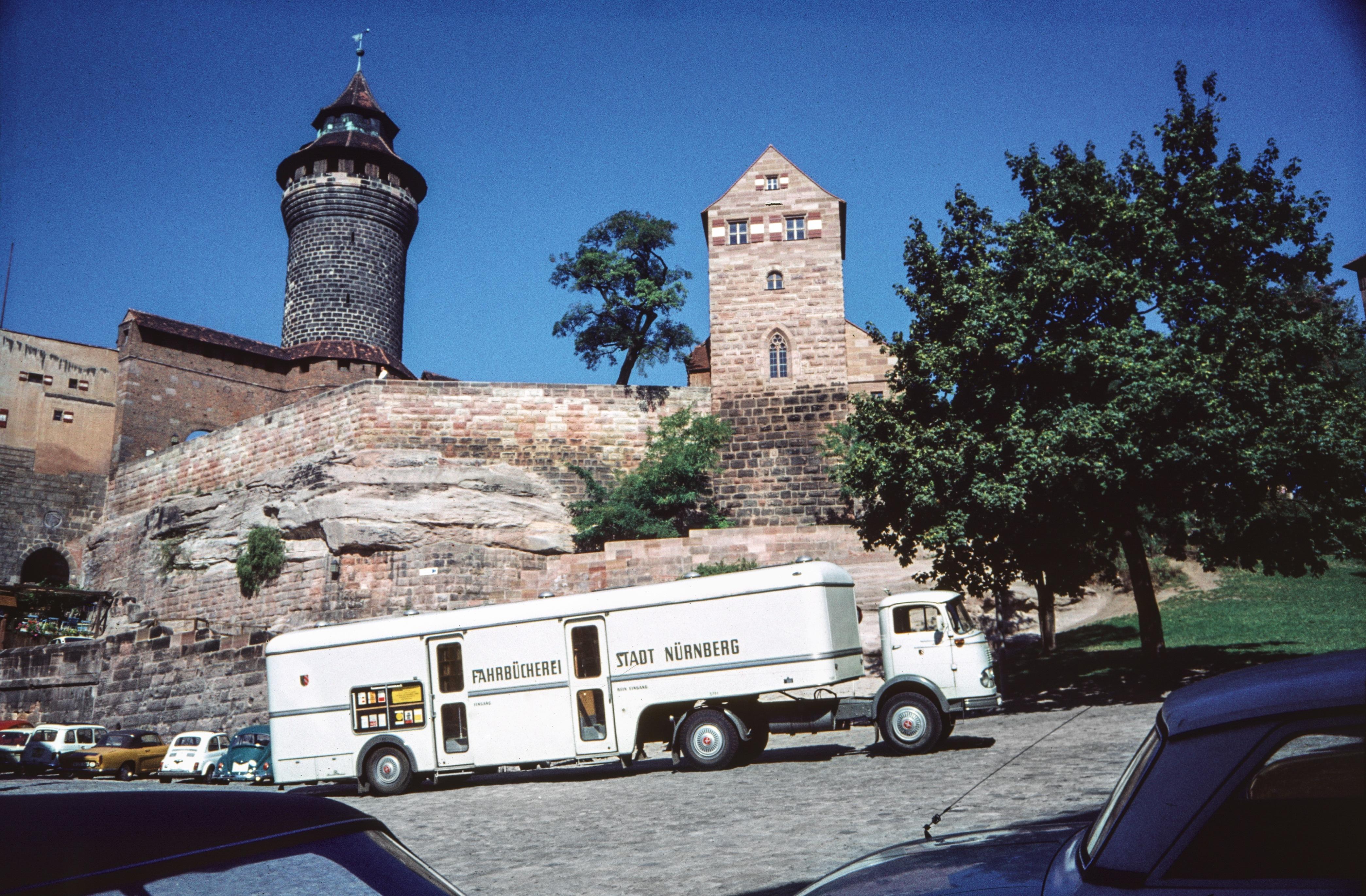 Der Bücherbus kommt: Ab 1959 wurden zusätzlich zu den Außenstellen der Stadtbibliothek mobile Standorte durch die Fahrzeuge eingesetzt - so wie hier am Ölberg. Das Foto wurde 1961 aufgenommen.