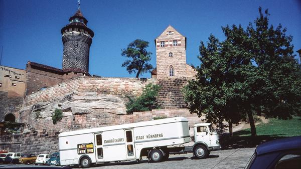 Der Bücherbus kommt: Ab 1959 wurden zusätzlich zu den Außenstellen der Stadtbibliothek mobile Standorte durch die Fahrzeuge eingesetzt - so wie hier am Ölberg. Das Foto wurde 1961 aufgenommen.