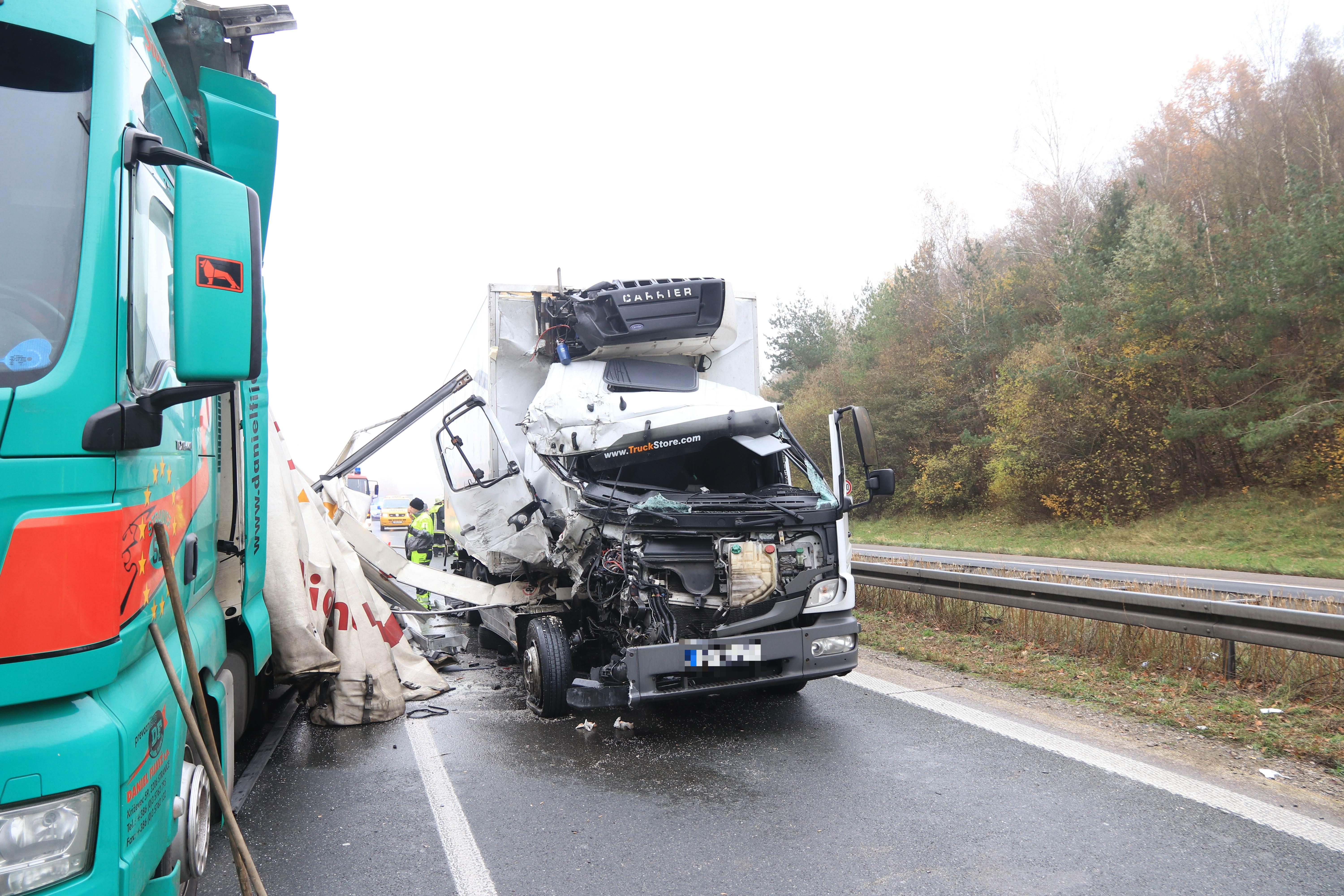 Auffahrunfall Auf Der A3: Lkw übersieht Stauende | Nordbayern