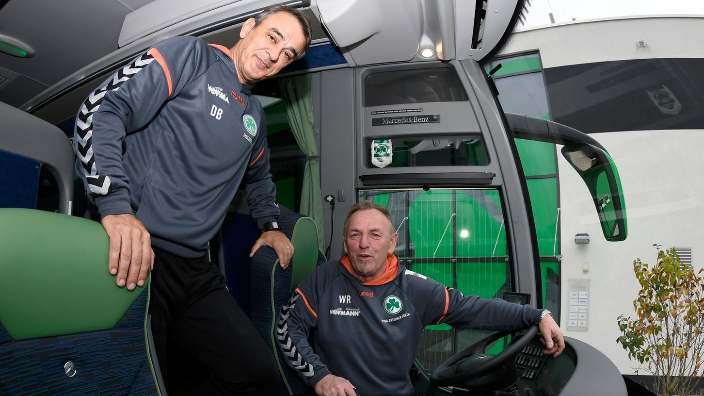 Sie sollen die Weiß-Grünen aus der Krise steuern: Fürth-Coach Damir Buric und SpVgg-Busfahrer Winfried Rabe richten sich im neuen Kleeblatt-Mobil ein.