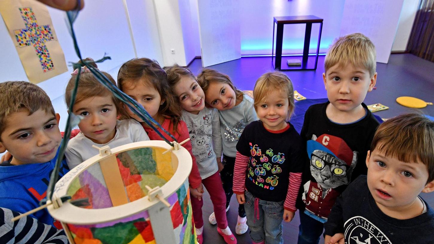 Kleine Menschen, große Augen: Die Kinder des Kindergartens freuen sich über den neuen Raum.