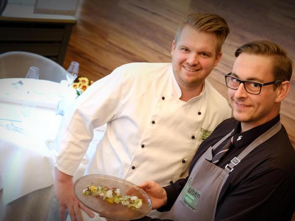 Fabian Denninger (links) und Restaurantleiter Christoph Schweikert von den "Entenstuben" freuen sich über den bestätigten Stern.