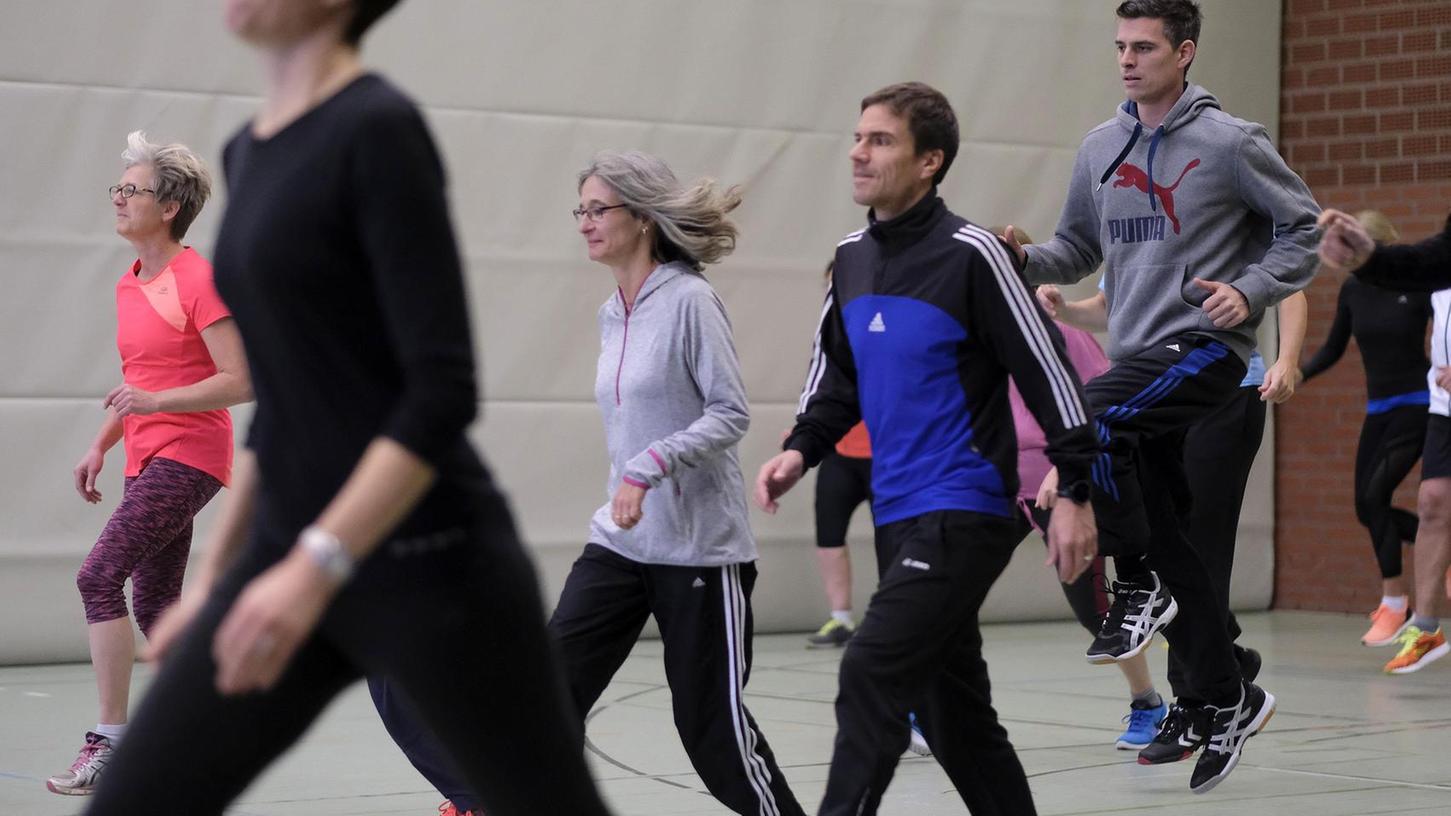 Während der Auftaktveranstaltung zu "Lauf dich fit!" in der Bertolt-Brecht-Schule waren erst einmal die Lehrkräfte sportlich an der Reihe.