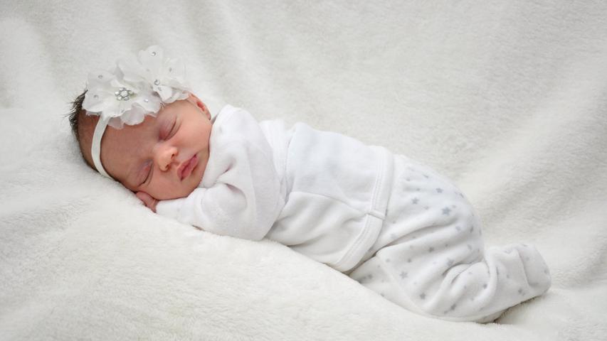 Hier schläft die kleine Emily. Am 29. Oktober kam sie in der Klinik Hallerwiese zur Welt. Dabei wog sie 2680 Gramm und war 50 Zentimeter groß.