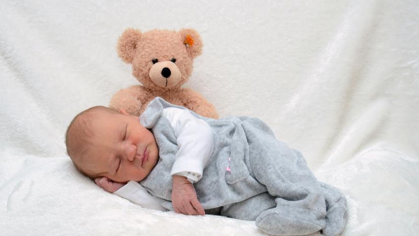 Der Teddy schaut hier hinter der kleinen Amelie hervor, die am 12. November in der Klinik Hallerwiese geboren wurde. Dabei war sie 53 Zentimeter groß und wog 3620 Gramm.