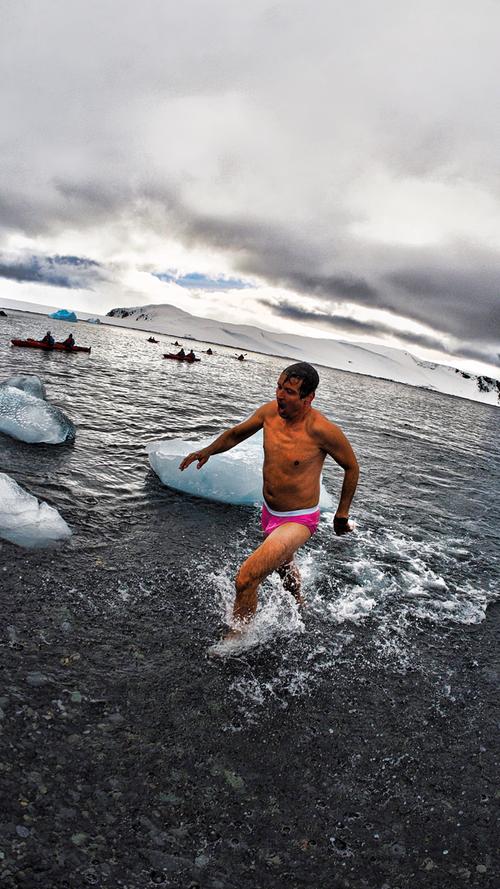 Das ist DIE Gelegenheit für ein eisiges Bad im antarktischen Ozean. Wassertemperatur: 0 Grad, Lufttemperatur: -4 Grad. Hauptsache, die Unterhose ist rosa.
