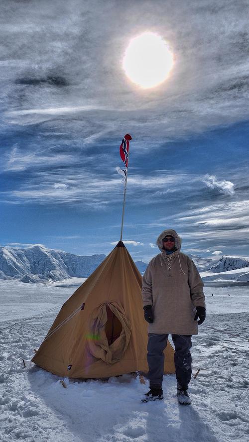 Netter Gag: Auf dem Schneefeld hat ein Witzbold Roald Amundsens Zelt aufgebaut, wie er es 1911 am Südpol zurückließ. Als erster Mensch an diesem Ort.