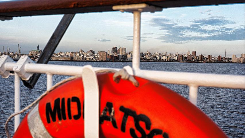 Die Midnatsol liegt im Hafen von Montevideo, Urugay. Hier sticht das Schiff in See.