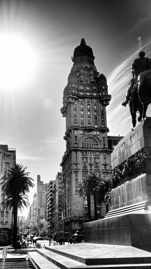 Der Hauptplatz Montevideos mit dem charakteristischen Turm.