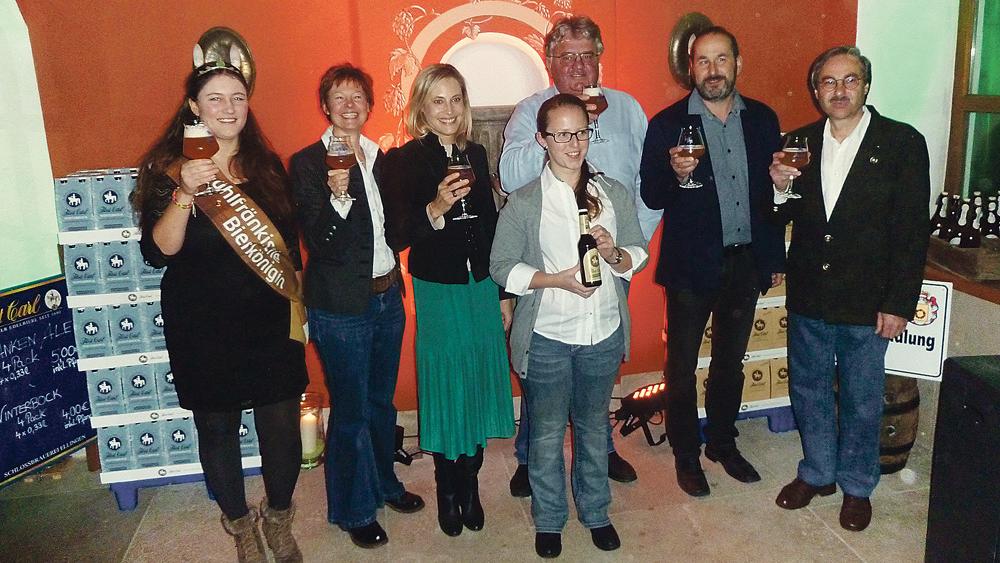 Prost aufs neue Ale: Die neue Braumeisterin Nina Kolb hat in Ellingen im Sudhaus ihre neue Bierkreation vorgestellt. Die Gelegenheit nutzte Fürstin Katalin von Wrede, um ihr neues Team vorzustellen. Werner Sauer (3. v. re.) ist der neue Brauerei-Direktor und Sabrina Müller (2. v. li.) die neue Marketing-Chefin. Prost aufs neue Ale: Die neue Braumeisterin Nina Kolb hat in Ellingen im Sudhaus ihre neue Bierkreation vorgestellt. Die Gelegenheit nutzte Fürstin Katalin von Wrede, um ihr neues Team vorzustellen. Werner Sauer (3. v. re.) ist der neue Brauerei-Direktor und Sabrina Müller (2. v. li.) die neue Marketing-Chefin.