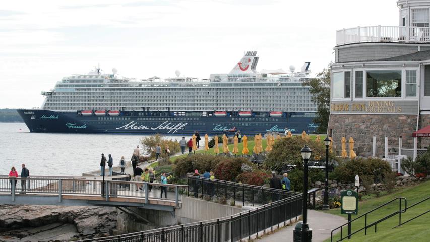 Es sieht näher aus, als es ist: Eigentlich liegt das Schiff weit vom Hafen von Bar Harbor in Maine entfernt. So weit, dass die Passagiere sogar mit kleinen Booten an Land gebracht werden müssen. Am 1. Juli 2017 war die  Mein Schiff 6 - da neueste Schiff der Tui-Cruises-Flotte - getauft worden. Im Herbst machte sie sich auf Nordamerika-Tour. Wir waren auf den zehn Tagen zwischen New York und Halifax dabei.